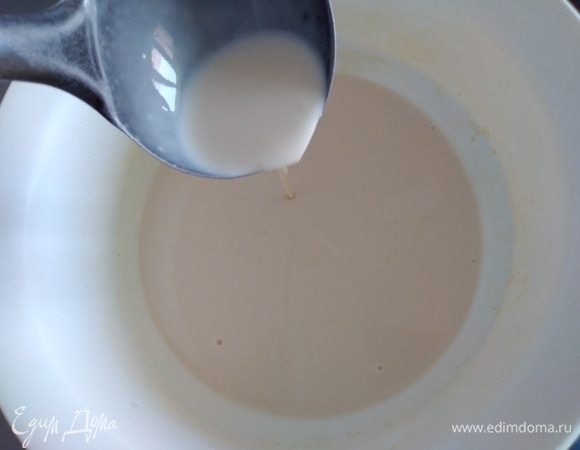 Через час влить ванильный экстракт по вкусу и растительное масло. Перемешать. Тесто очень жидкое, напоминает нежирные сливки. Если вы хотите получить в итоге именно тоненькие блинчики, не спешите добавлять муку.