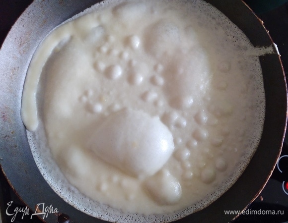 Жарить на хорошо разогретой сковороде. Перед первым блином я смазываю блинную сковородку маслом, остальные пеку уже без него.