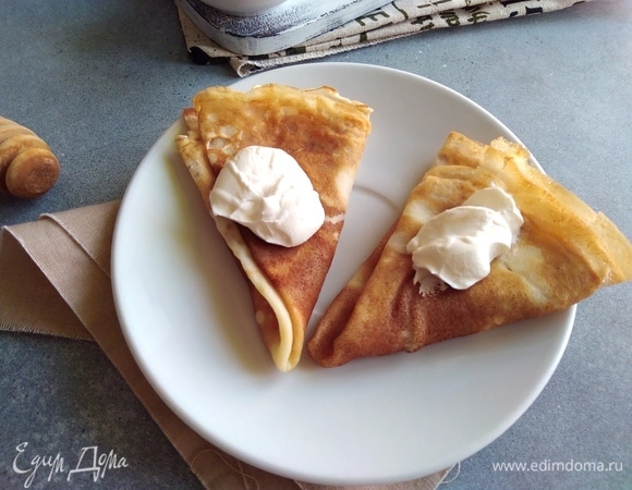 Такие блинчики хороши с пылу с жару! Я люблю с жирной сметанкой и вареньем.