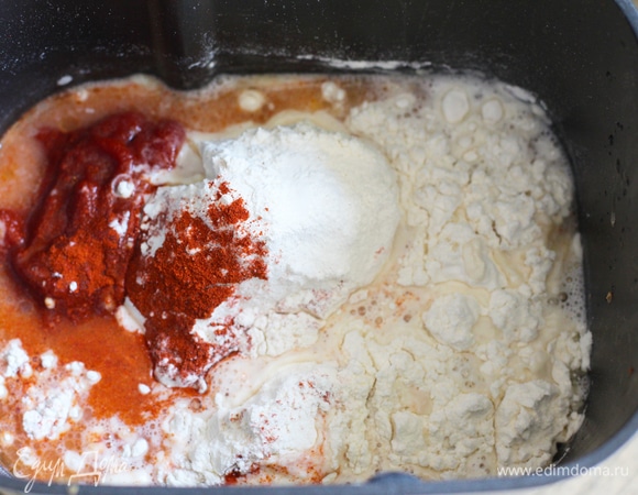 Дрожжи выкладываем в диспенсер. В дежу всыпаем муку, на нее — все ингредиенты. Устанавливаем режим «Основной». Размер — XL, корочка — темная.