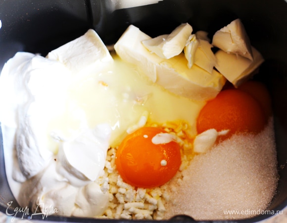 Творог обязательно должен быть протертым и гладким и обязательно жирным. Крупинчатый творог протрите через сито или пройдитесь блендером, вам он нужен абсолютно гладким. Все ингредиенты загрузить в дежу. Установить режим «Варенье».