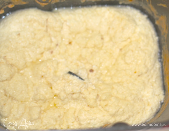 После первых 5–10 минут помочь хлебопечке с размешиванием продуктов лопаткой для лучшей гомогенизации. Дальше процесс размешивания ведется автоматически. Я установила минимальное время — 1 ч 30 минут. Но выключила через 1 ч 10 минут, этого вполне хватает. За 10 минут до окончания добавить промытые кипятком или настоянные в алкоголе сухофрукты, какие вы любите. У меня вяленая клюква и изюм.