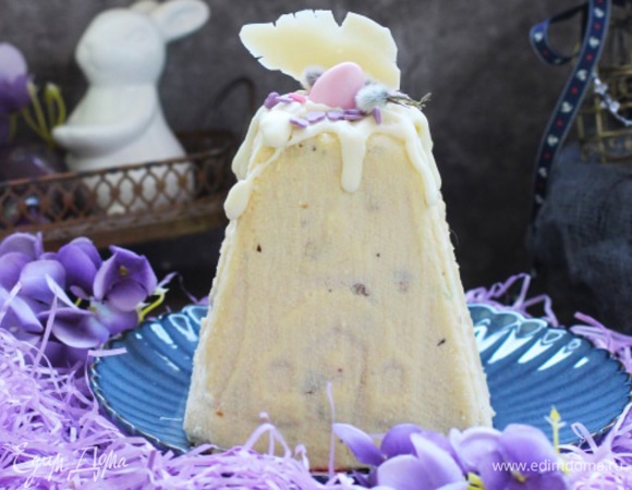 Потом перевернуть на сервировочное блюдо, украсить, как пожелаете. Я обливаю белым шоколадом и посыпаю сахарными шарами, мелким шоколадным декором.