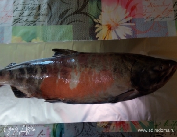 Потребуется кета осеннего вылова весом 6 кг. У рыбы удалить голову, позвоночник, крупные реберные кости (по желанию), плавники (вместе с их костным основанием) и все внутренности (включая икру и молоки), зачистить черную брюшную пленку и сгустки крови. Со спинки удалить кожу.