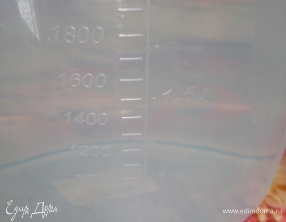 В начале готовим тузлук (маринад), исходя из рецепта: на 1 кг рыбы берется 1 л воды, 5 ст. л. соли и 5 ст. л. сахара. Общий вес филе получился 2 кг. Значит, для маринада берем 2 литра воды.