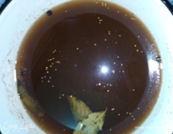 Воду со специями прокипятить 15 минут, затем остудить до комнатной температуры.