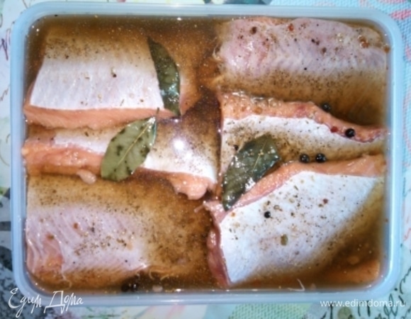 Залить остывшим маринадом, положить небольшой пресс, закрыть крышкой и поставить в морозильную камеру или вынести зимой на балкон. Выдержать рыбу в течение 24 часов, затем откинуть рыбу на дуршлаг для удаления лишней влаги. Готовую рыбу хранить в морозильной камере холодильника.