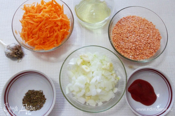 Подготовим все необходимые продукты: промоем красную чечевицу, мелко нарежем лук и чеснок, натрем на крупной терке морковь.