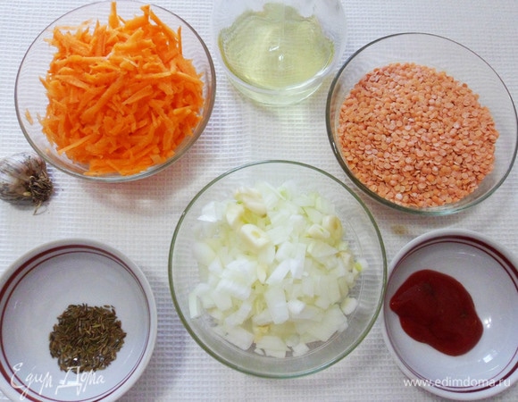 Подготовим все необходимые продукты: промоем красную чечевицу, мелко нарежем лук и чеснок, натрем на крупной терке морковь.