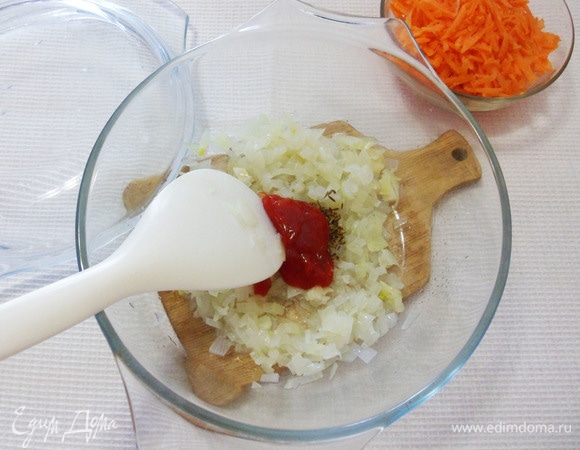 Добавить томатную пасту и зиру, перемешать и готовить на максимальной мощности еще 1 минуту.