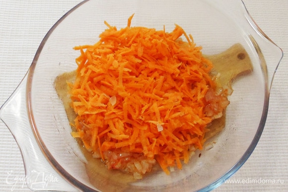 Затем добавить натертую морковь, перемешать и готовить на максимальной мощности еще 2 минуты.