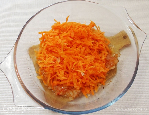 Затем добавить натертую морковь, перемешать и готовить на максимальной мощности еще 2 минуты.