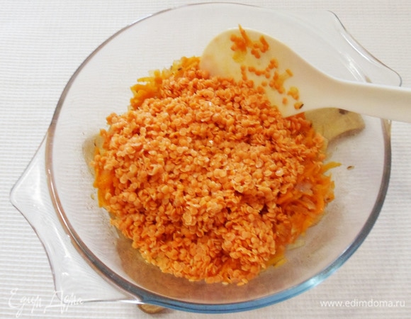 Следующей добавляем красную чечевицу.