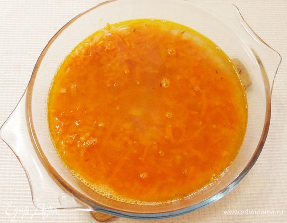 Вливаем 800 мл кипятка, накрываем крышкой, доводим до кипения на максимальной мощности в течение 2 минут, затем готовим на средней мощности еще 20 минут.