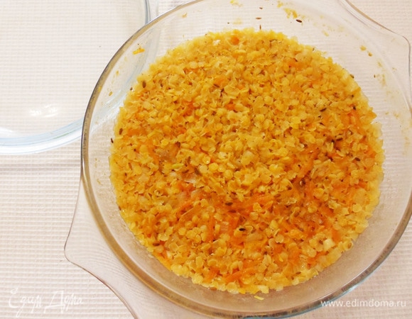 После звукового сигнала оставим суп в микроволновке еще на 5 минут для устойки.