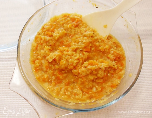 Добавляем соль, перец и хорошо перемешиваем.