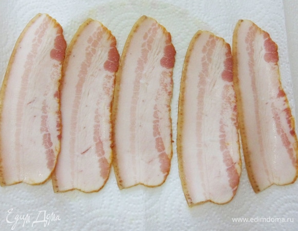 Ингредиент не для поста!<br />
Бекон поместить между слоями бумажных салфеток.