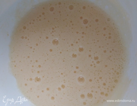 Этот вариант блинов классический. Так пекла моя мама и бабушка — они и научили меня. Этот рецепт идеален для начинок и сладких, и мясных.<br />
Взбить миксером яйца с сахаром и солью в течение 1–2 минут. До пышной пены.