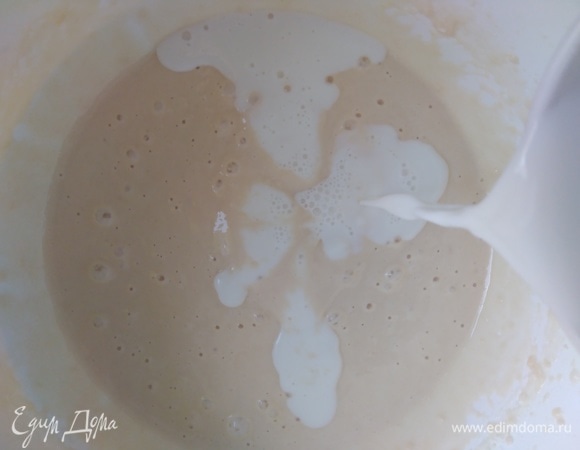 Влить оставшееся молоко и перемешать еще раз. Оставить тесто на 30–40 минут.