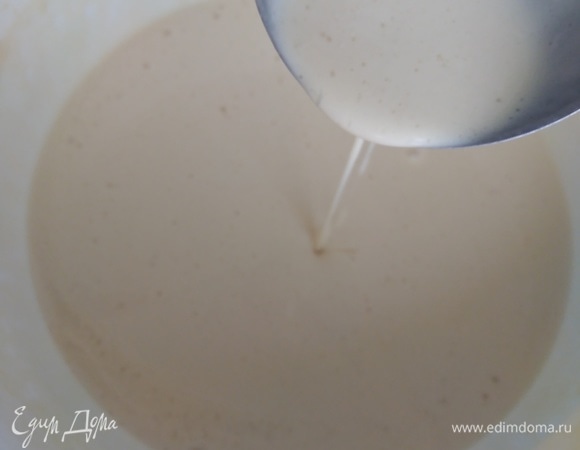 Влить растительное масло, перемешать.