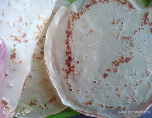 Жарить блинчики на хорошо разогретой блинной сковороде. Консистенция теста такая, что блинчики выходят достаточно плотными и мягкими. Как раз для фарширования.