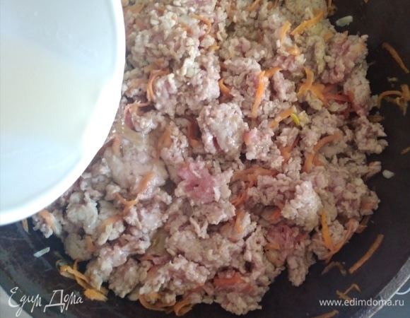 Добавить фарш, тушить 10 минут. Влить вино, прибавить огонь и дать вину выпариться в течение еще 10 минут. Жидкости быть не должно. Перемешивать лучше вилкой, чтобы не было крупных комочков фарша.