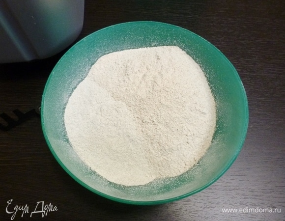 Просеять все три вида муки для хлеба. Отмерить нужный вес.