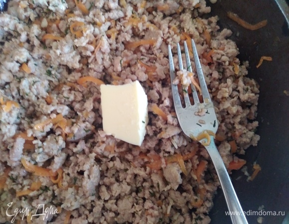 Добавить соль, перец и любую зелень (у меня укроп) и кусочек масла. Размять вилкой. Начинка готова.