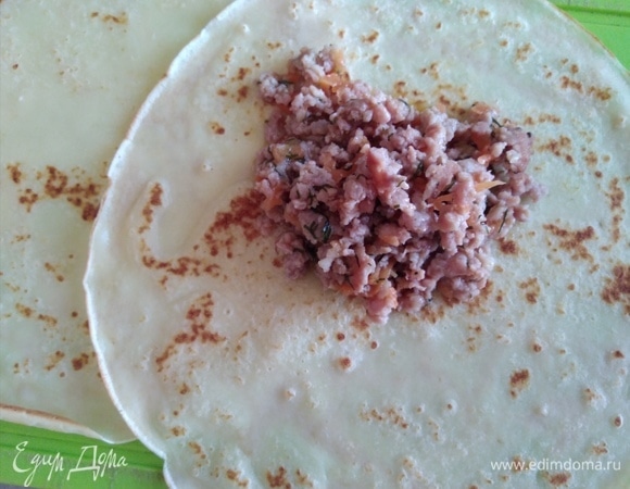 На блин положить полную ложку фарша.