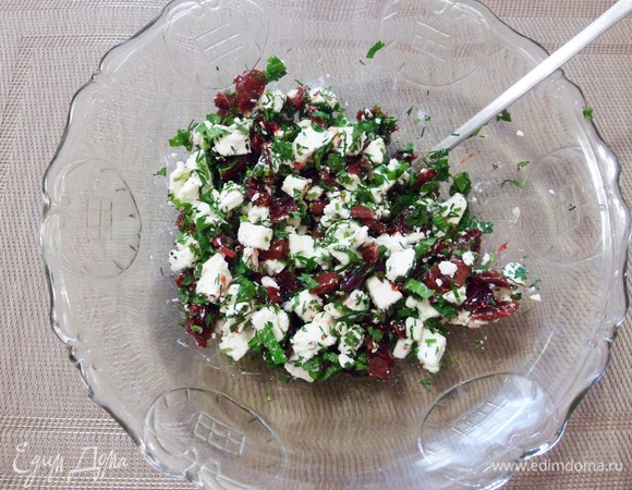 Аккуратно перемешать. Если нужно, посолить по вкусу. Начинка для рулетов готова.