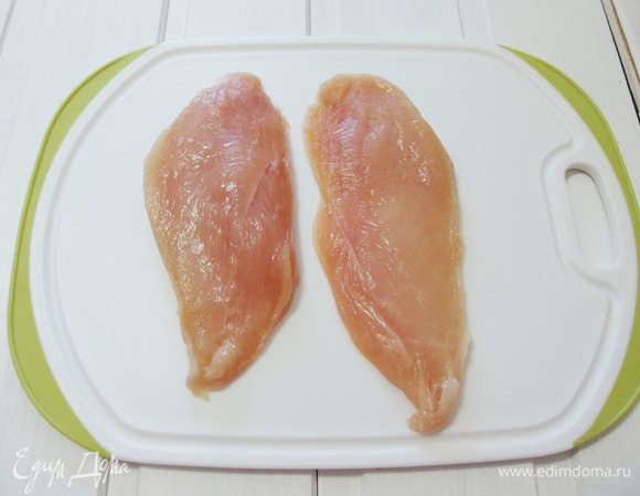 С куриной грудки срезать 2 филе. Каждое разрезать горизонтально пополам.