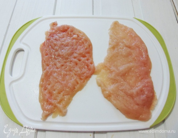 Каждый кусочек филе отбить до толщины 3–4 мм.