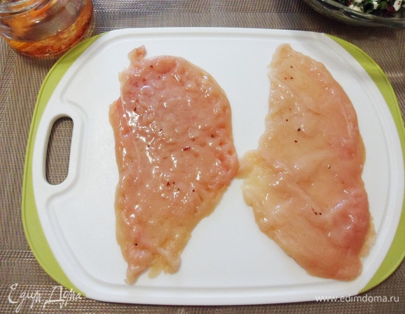 Смазать растительным маслом. Я использовала оливковое масло со специями из оставшейся заливки от вяленых слив.