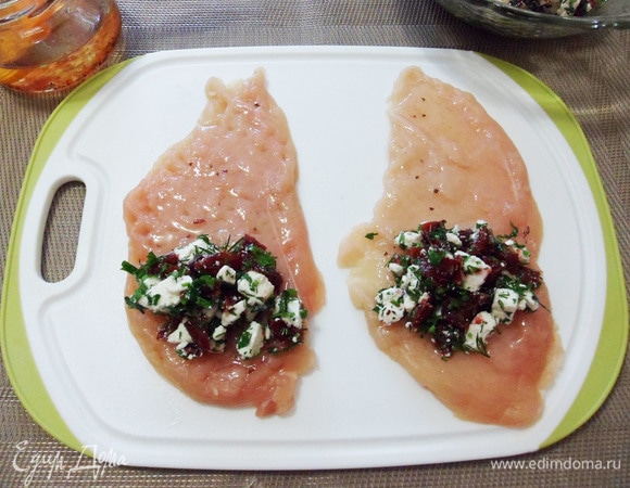 На край каждого кусочка филе положить по 2–3 ч. л. начинки.