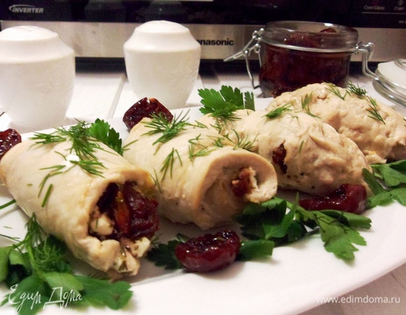 Куриные рулетики с вяленой сливой готовы.