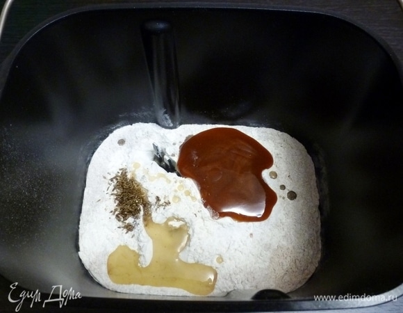 Для ржаного хлеба используется специальная лопатка. В чашу хлебопечи положить ингредиенты, согласно инструкции. Сначала сухие, затем жидкие.