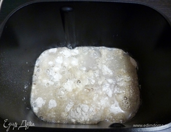 Влить нужное киличество воды. В диспенсер всыпать дрожжи.