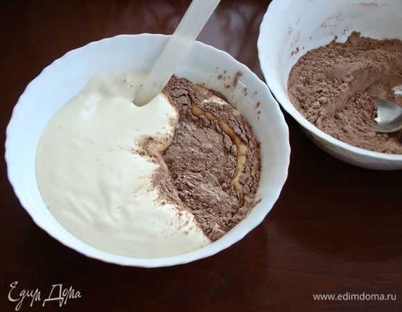 Взбить в пышную светлую массу яйца, сахар и щепотку соли. Затем в несколько приемов вмешать лопаткой мучную смесь. Влить смесь из молока, сливочного масла и вареной сгущенки и все аккуратно перемешать.