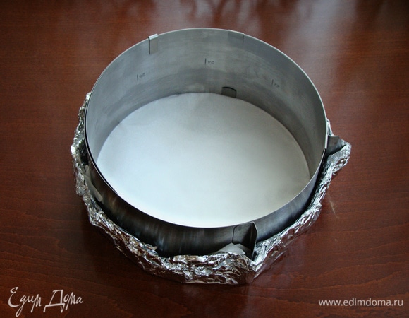 Я выпекала бисквит в кондитерском кольце 18 см в диаметре и высотой 12 см, так как бисквит при таком диаметре получается более 7 см высотой. Для этого дно кольца затянула бумагой для выпечки и фольгой.