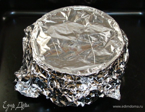 Тесто перелить в форму для выпечки, сверху накрыть фольгой и поставить в разогретую до 170–175°C духовку примерно на 50 минут. Готовность проверить шпажкой.