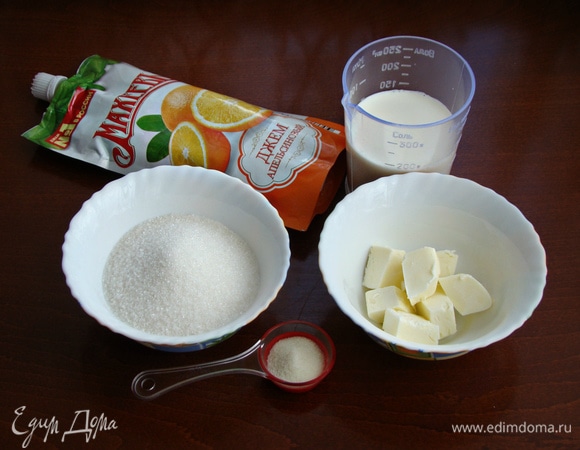 Пока остывает бисквит, приготовим карамель. Для этого подготовим все необходимые ингредиенты.