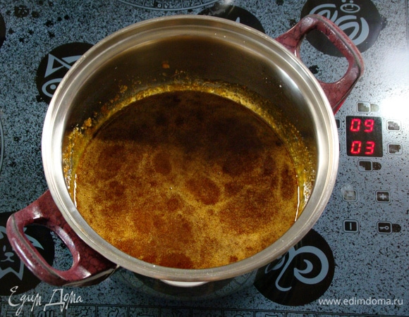 Замочить желатин в небольшом количестве воды. В сотейнике с толстым дном растопить сахар.