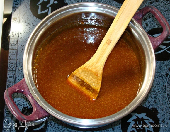 Затем влить горячие сливки и опять аккуратно перемешать.