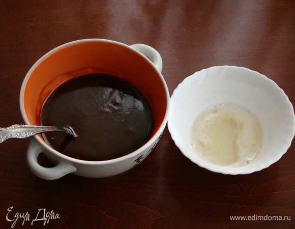 Смешать теплую карамель и растопленный желатин.