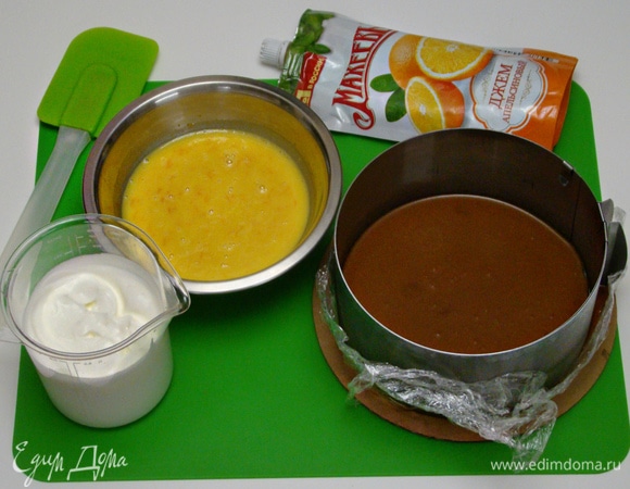 Сливки взбить в пышную массу и аккуратно вмешать в апельсиново-желатиновую смесь.