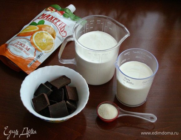 Для шоколадного мусса подготовить все необходимые ингредиенты. Желатин замочить в небольшом количестве холодной воды.