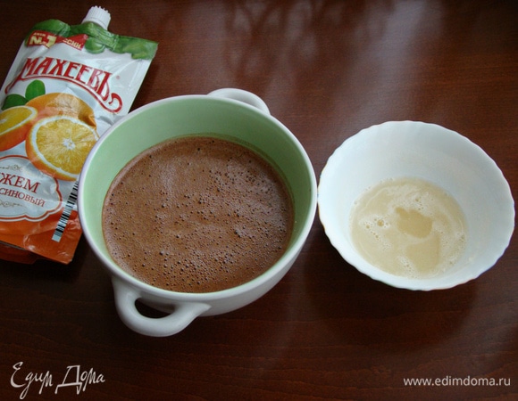 Молоко подогреть и залить шоколад. Все перемешать до однородности и затем влить растопленный желатин. Все перемешать и остудить до комнатной температуры.