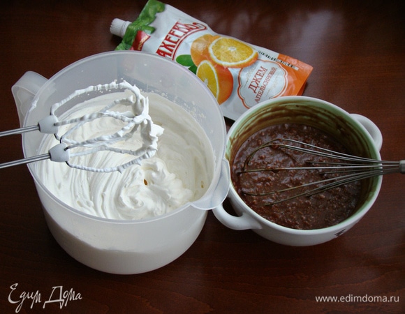 Взбить сливки до устойчивых пиков и аккуратно соединить с остывшей шоколадной массой.