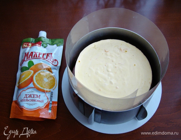 Приступаем к сборке торта. На нижний корж нанести 1/4 часть шоколадного мусса. Уложить застывшие карамельный и апельсиновый муссы и сверху опять нанести 1/4 часть шоколадного мусса. Все накрыть вторым коржом.