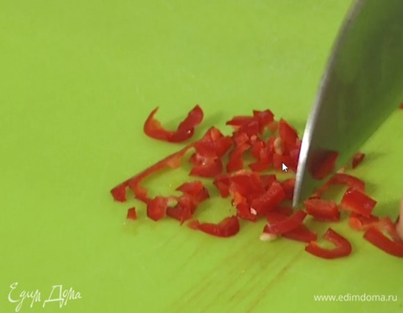 Перец чили мелко порубить.